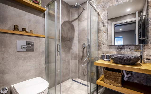 Vibrant Flat Next to Bostanci Marmaray Station