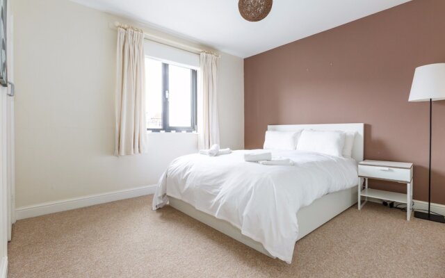 Central Flat in Londons Battersea Sleeps 6