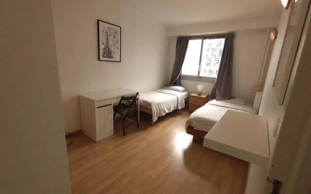 5 mn (450 m) walk Metro/La Defense/3BR/8Pers