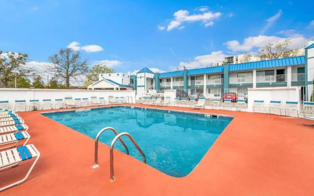 Super 8 by Wyndham Portsmouth - Norfolk