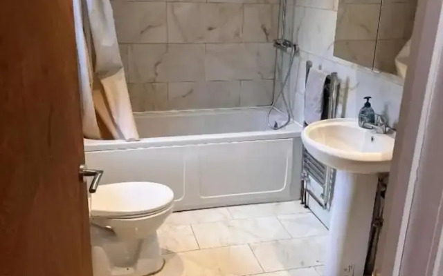 Luton Town House Near Airport