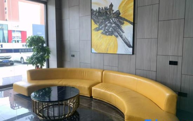 Yunxiang Smart Cinema Hotel (Fuyong Subway Station Branch)