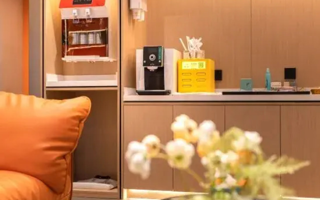 Monsoon Hotel (Qionghai Yinhai Zaliang Street)