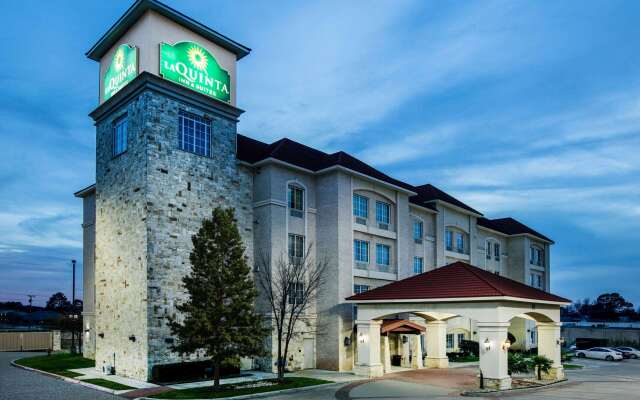 La Quinta Inn & Suites by Wyndham DFW Airport West - Euless