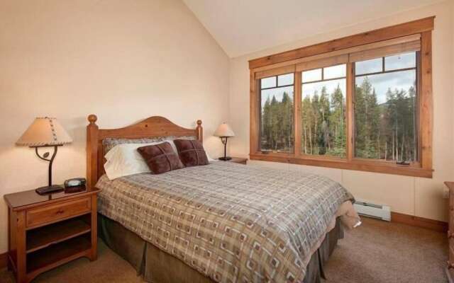 Private 3 Bedroom Townhome Located in East Keystone With Access to a Firepit, Hot Tub, and Billiards