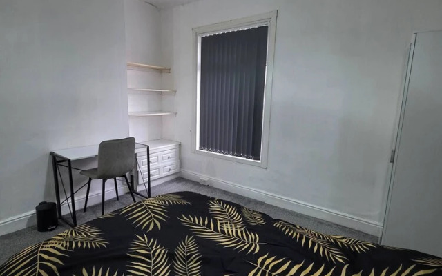 3 Bed Home Free Wifi & Netflix Central Location