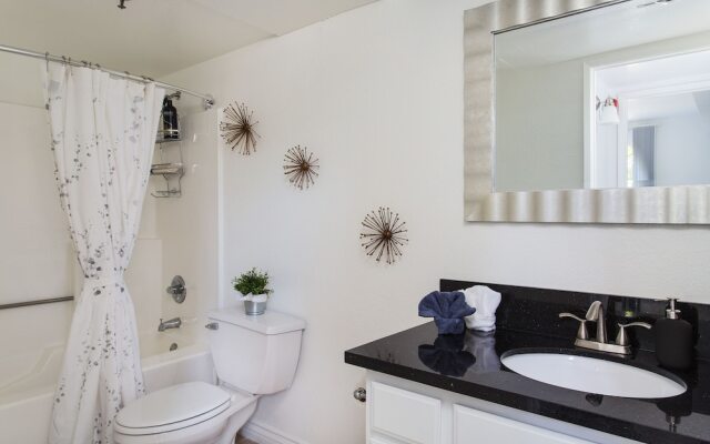 Luxurious 2BD & Den Hollywood Apartment