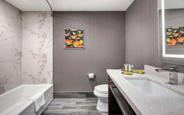 DoubleTree by Hilton Toronto Airport