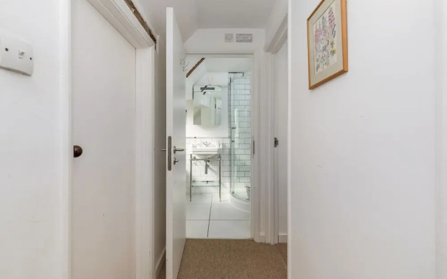 Danny Lodge | By Huluki Sussex Stays