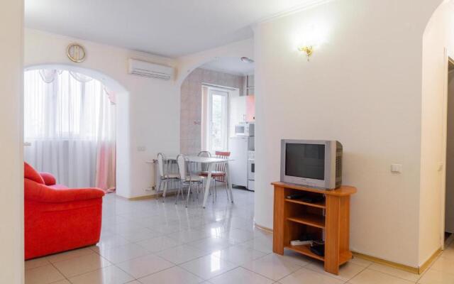 Apartment Triokhsviatytelskaya Street 3