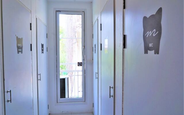 Two Gals And The Pig - Hostel