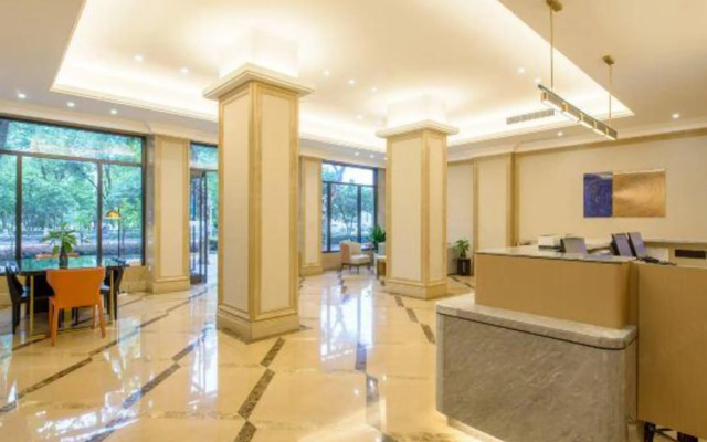 Radow Hotel (Yichang Binjiang Pedestrian Street)