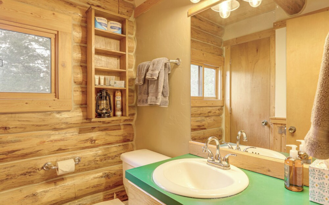Wild Adventures in Eureka! Amish-crafted Cabin