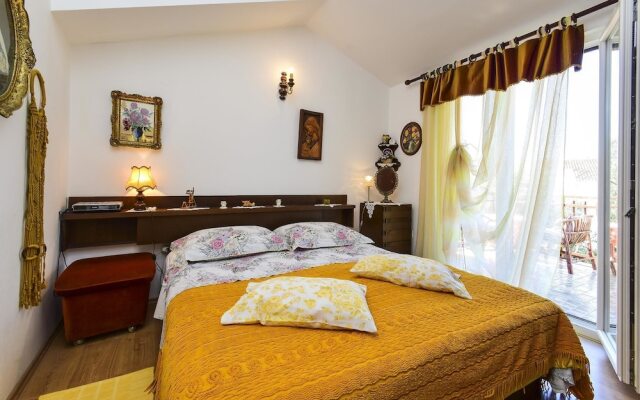 Holiday House Mira