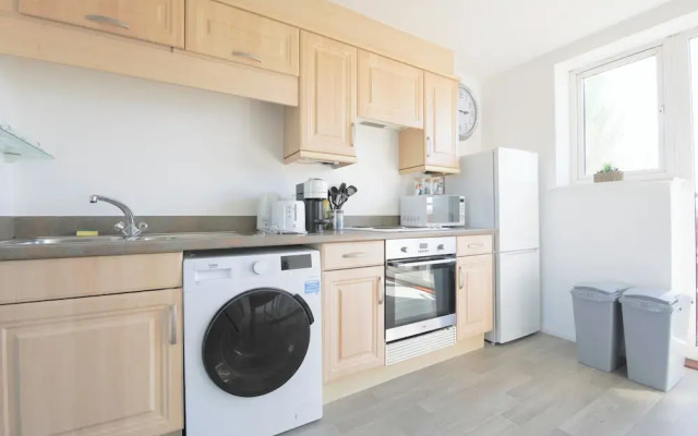 2 Bed Apartment Overlooking Water