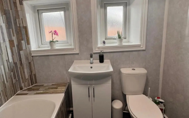 House - Sleeps 6 - Pet Friendly - Garden - Parking