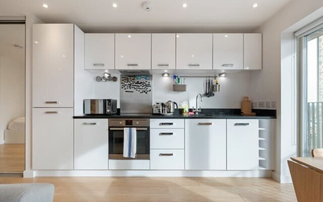 Chic & Contemporary Studio Apartment With Balcony in East London