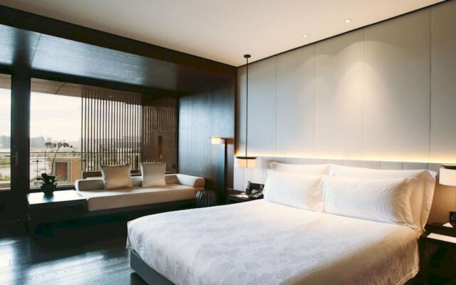 Bay Breeze Hotel