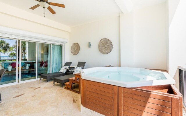 Classy Aquamarina Beachfront w Jacuzzi 6AB