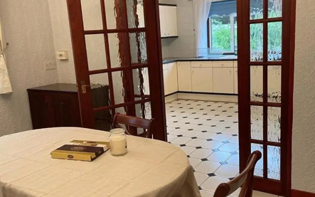 Cheerful 3 bedroom house with off street parking