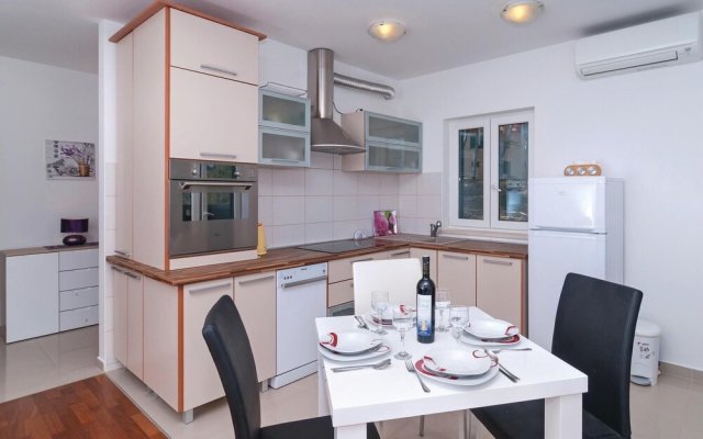 Beautiful Apartment in Sutivan With 2 Bedrooms and Wifi