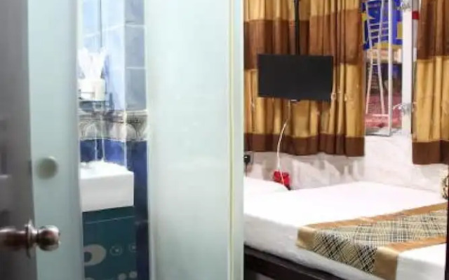 Room in Guest Room - Standard Family Room Mere Steps Away From Mira Place 1