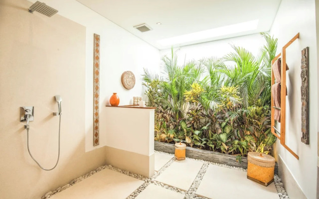 Dreamy 5BR Haven, 200m to Berawa's Blissful Beach