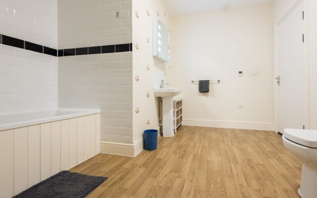 The Broadmead Jungle - Lovely & Central 3BDR Apartments	