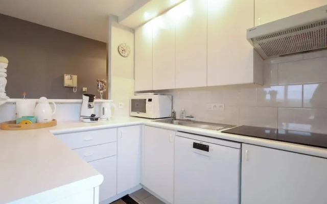 Bright Apartment With Terrace in Oostduinkerke