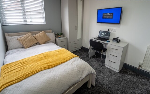 Spacious Studio Near City Centre!