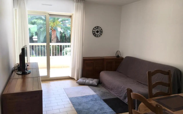 Golfe Juan, quiet apartment with pool, near the beach