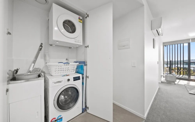 Sleek 2-bed Apartment With Rooftop Garden Access – Guest Rooms – Belconnen
