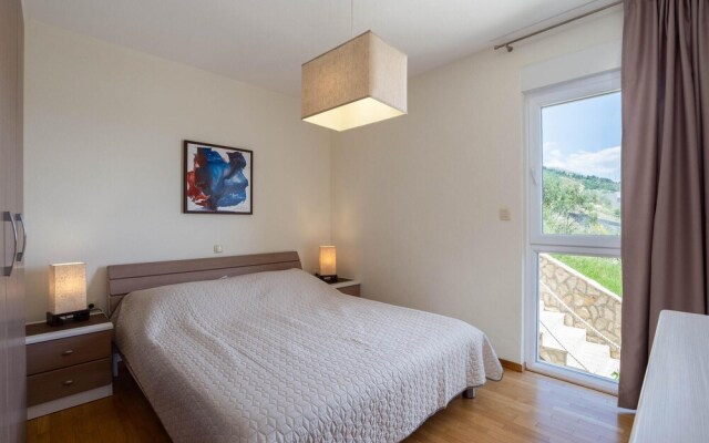 Beautiful Home in Makarska With Wifi and 7 Bedrooms