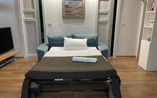 donna serena Aci Castello