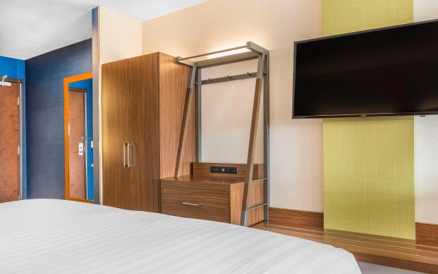 Holiday Inn Express & Suites Clarion by IHG