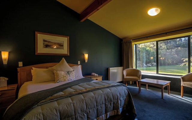 Wilderness Lodge Lake Moeraki – Guest Rooms – Haast