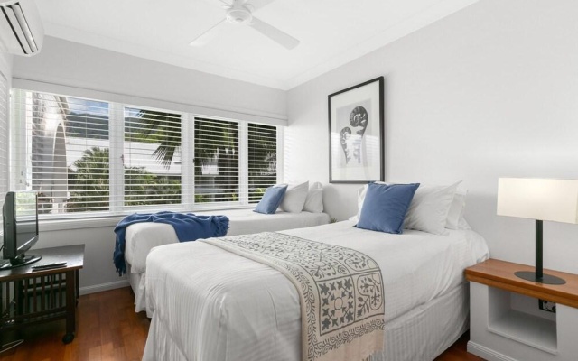 Belle Escapes - Sapphire Suite Absolute Beachfront Alamanda Resort 17 – Guest Rooms – Cairns