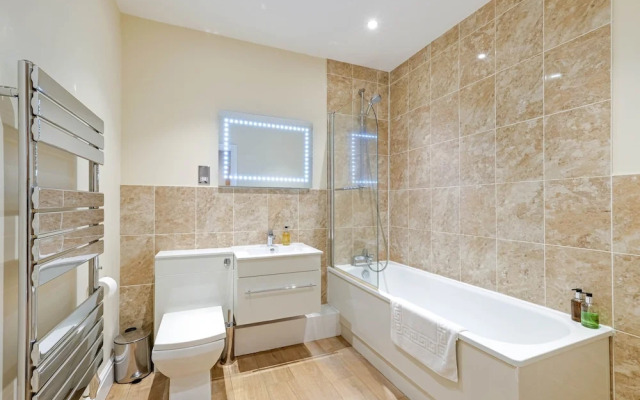 Luxury 3 Bedroom Apartment with Parking