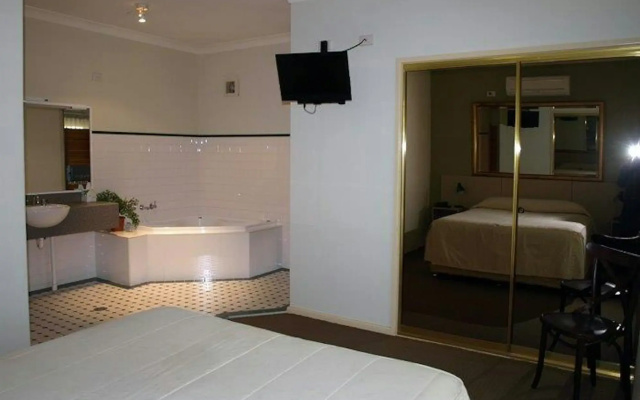 Francis Phillip Motor Inn