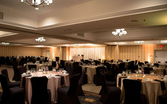 DoubleTree by Hilton Raleigh Brownstone University