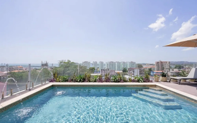w Exceptional 1BR With Balcony in Casco View