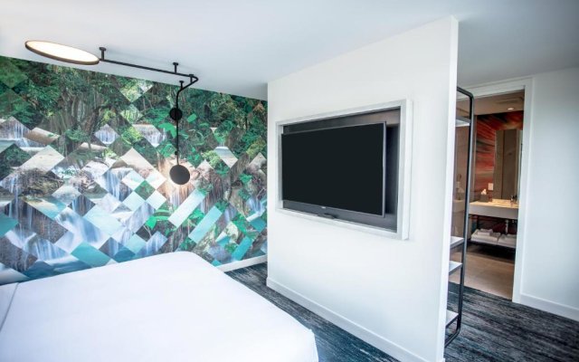 Canvas Moncton, Tapestry Collection by Hilton