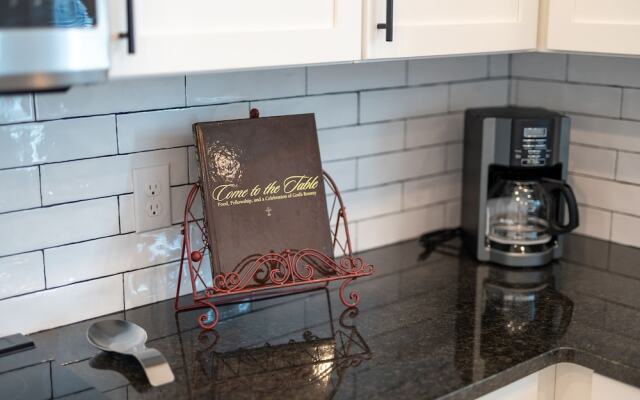 Eagles Nest-hottub-5 min to Downtown