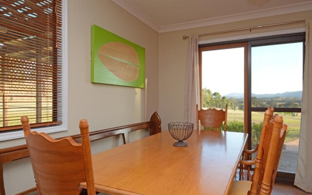 Silver Springs 6br Luxury Homestead with Wifi, Pool. Fireplace, Views, Olives and Space