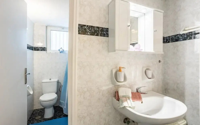 Seaside Family Haven - Avia s Spacious Getaway