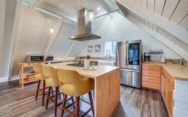 Stylish Bellingham Home w/ Lake + Mountain Views!