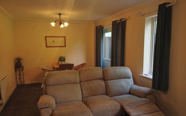 3 Bed House - Sleeps 5 - Pets - Parking