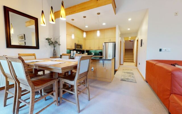 Solstice 18 Beautiful and Modern, Private Washer Dryer, Close to Eagle Lodge by RedAwning