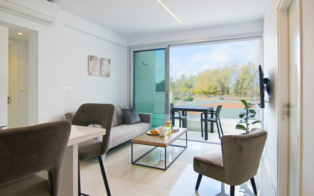 Phaedrus Living: Seaside Executive Flat Harbour 201