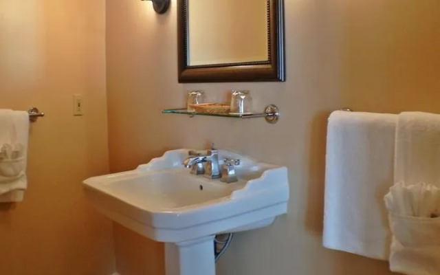 The Historic Summit Inn